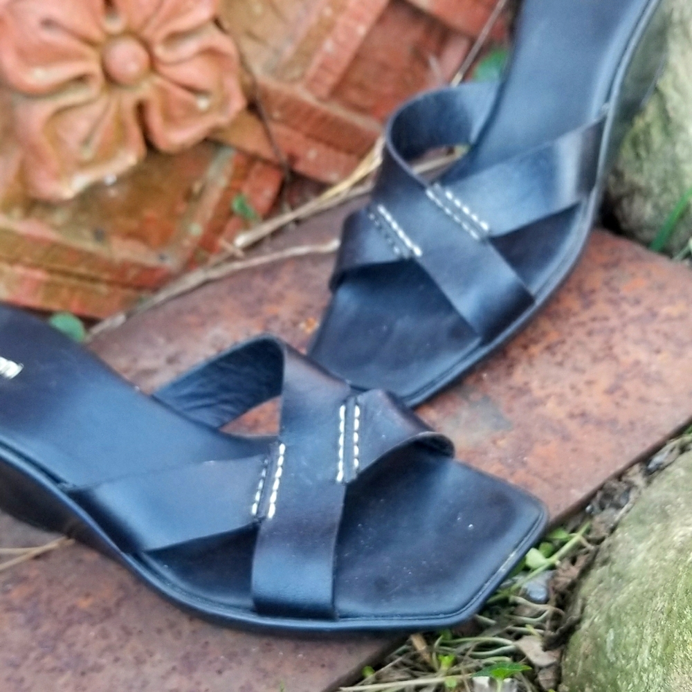 Black wedges